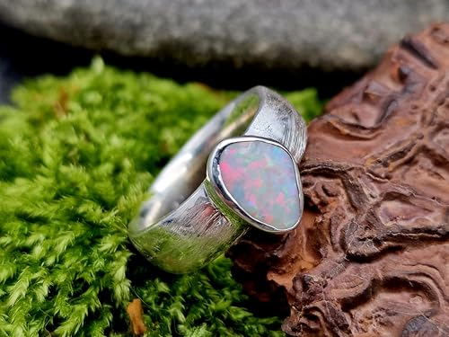 LeoLars-PABE Weißer Coober Pedy Opal Ring, Gr.50 (16), aus 925er Silber mit zart schraffierter Ringschiene, Opal mit mehrfarbigem Opalfeuer, Unikat, Handarbeit