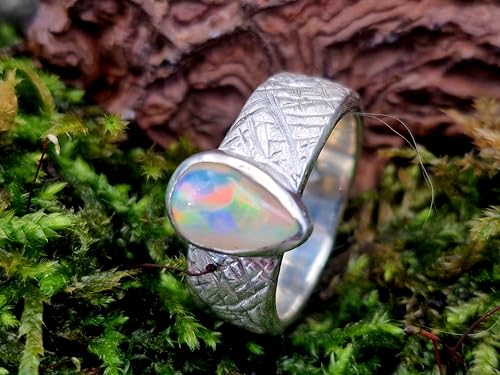 LeoLars-PABE Lightning Ridge Opal Tropfen Design Ring aus 925er Silber, kreuzschraffierte wilde Oberfläche, mehrfarbiges Opalfeuer, Ringgröße: 53/54, Unikat, Handarbeit
