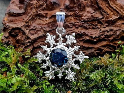 LeoLars-PABE Schneeflöckchen Design Anhänger aus 925er Silber, rund facettiertem London Blue Topas, Unikat, Handarbeit, Anhängermaße: 24,2mm x 21,1mm x 6,9mm