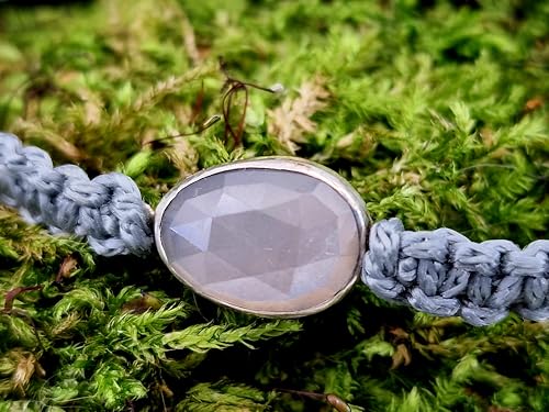LeoLars-PABE Edelgraues Makramee Armband mit weißem Labradorit im Rosenschliff in einer 925er Silberfassung, Umfang von 17-23cm, Unikat, Handarbeit
