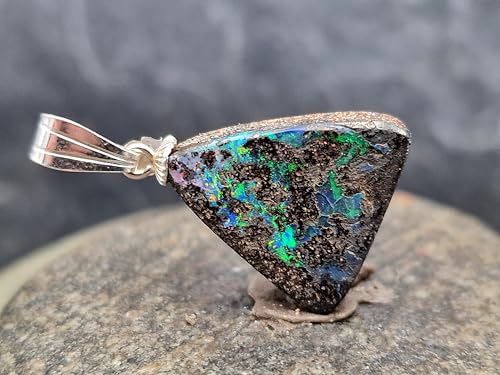 LeoLars-PABE Anhänger mit Boulder Opal und 925er Silberstiftöse, grün-blaues Opalfeuer, an der Spitze mehrfarbiges Opalfeuer, Opalgröße: 17mm x 16,2mm x 4,4mm, Unikat, Handgeschliffen
