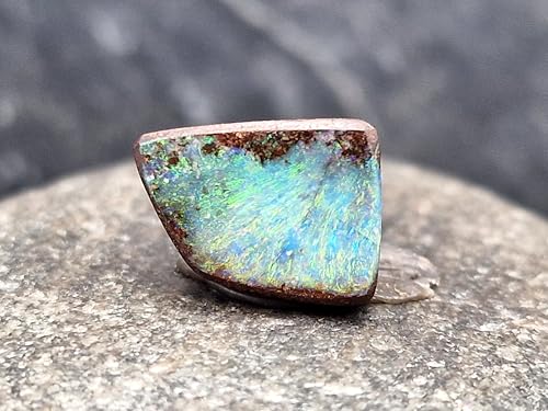 LeoLars-PABE Faszinierender kleiner gebohrter Boulder Opal Anhänger mit 60cm Lederband, grünes bzw. Multicolor Opalfeuer, Maße: 13,5mm x 10mm x 4,6mm, Unikat, Handgeschliffen