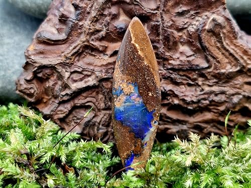 LeoLars-PABE Boulder Opal Anhänger im Navetteschliff, gebohrt mit 60cm Lederband, klare Opalschicht mit intensiv Lila Opalfeuer, Maße: 37,2mm x 11,2mm x 8,5mm, Unikat, Handgeschliffen