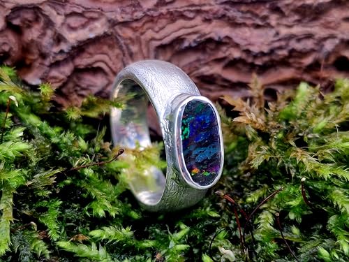 LeoLars-PABE Sehr dunkler Boulder Opal Design Ring aus 925er Silber, Oberfläche schraffiert, Opal mehrfarbiges Opalfeuer, Hologramm Effekt, Ringgröße: 56 (18), Unikat, Handarbeit
