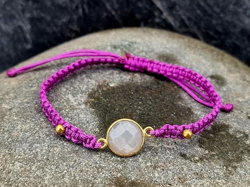 LeoLars-PABE Lila Makramee Armband mit erinem weißen Labradorit im Rosenschliff, vergoldete 925er Silberfassung und Kugeln, Umfang von 15-21cm, Unikat, Handarbeit