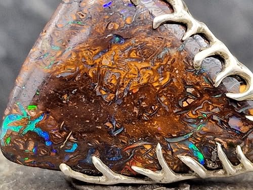 LeoLars-PABE Tribal Design Boulder Opal Anhänger aus 925er Silber mit herrlichem Muster und Opalfeuer in grün-lila-blau, Unikat, liebevolle Handarbeit