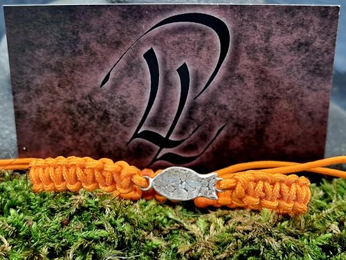 LeoLars-PABE Orangefarbenes Makramee Armband mit geprägtem 925er Silber Schlickfisch, Umfang von 15-26cm, Unikat, Handarbeit, Armbandmaße: 150mm x 8mm x 3,5mm