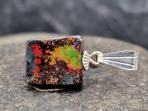 LeoLars-PABE Boulder Opal Anhänger mit 925er Silber Stiftöse, großflächiges Hologramm Effekt mit Opalfeuer von grün über gelb bis rot, Anhängergröße: 15,5mm x 9,7mm x 3,5mm, Unikat, Handgeschliffen