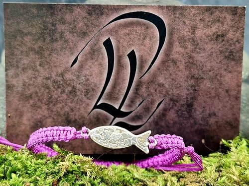 LeoLars-PABE Lila Makramee Armband mit einem geprägtem Schlickfisch aus 925er Silber, Umfang von 16-20cm, Unikat, Handarbeit