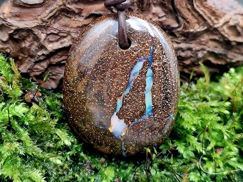 LeoLars-PABE Boulder Opal mit Frontbohrung und 60cm Lederband, Opaladern mit mehrfarbiger gemeiner Opalschicht und partiellem Opalfeuer, Maße: 35,6mm x 28mm x 11,6mm, Unikat, Handgeschliffen