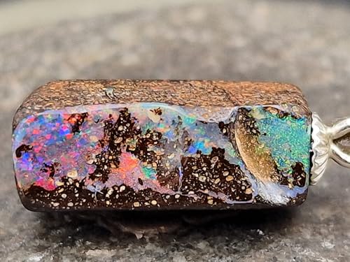 Herrlicher Boulder Opal Anhänger mit 925er Silber Stiftöse, oben grünes Opalfeuer Pinfir, unten mehrfaerbiges Opalfeuer Pinfire, Anhängermaße: 19,7mm x 6,8mm x 6,3mm, Unikat, Handgeschliffen