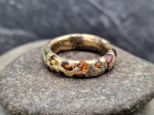 LeoLars-PABE Regenbogenfarbener Sandguss Chaos Design Ring, Gr. 56 (17,8), aus 585er Gelbgold mit echten verschiedenen eingegossenen Edelsteinen, Unikat, Handarbeit