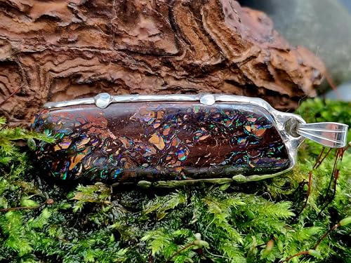 LeoLars-PABE Design Anhänger mit Boulder Opal, offene Käfigfassung aus 925er Silber, Opal mit tollem Muster und Opalfeuer in grün und blau, Unikat, Handarbeit, Anhängermaße: 45,4mm x 15,3mm x7,7mm