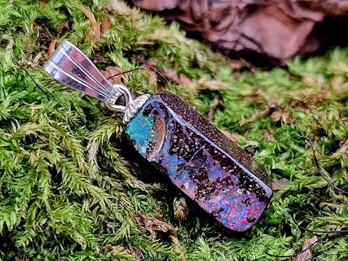 Herrlicher Boulder Opal Anhänger mit 925er Silber Stiftöse, oben grünes Opalfeuer Pinfir, unten mehrfaerbiges Opalfeuer Pinfire, Anhängermaße: 19,7mm x 6,8mm x 6,3mm, Unikat, Handgeschliffen