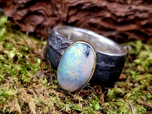 LeoLars-PABE Lava Design Ring mit Lightning Ridge Opal in Pastell mehrfarbigem Opalfeuer in 585er Gelbgold Fassung, Ring aus geschwärztem 925er Silber, Größe 56/57 (18), Unikat, Handarbeit