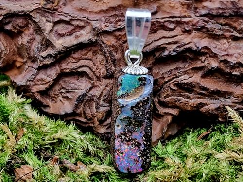 Herrlicher Boulder Opal Anhänger mit 925er Silber Stiftöse, oben grünes Opalfeuer Pinfir, unten mehrfaerbiges Opalfeuer Pinfire, Anhängermaße: 19,7mm x 6,8mm x 6,3mm, Unikat, Handgeschliffen