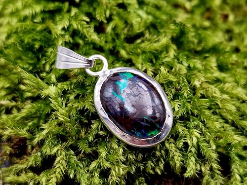 LeoLars-PABE Boulder Matrix Opal Anhänger aus 925er Silber, viele Opaladern mit brilliantem Opalfeuer in grün und blau, Zargenfassung, schlicht, Unikat, Handarbeit