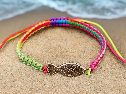 LeoLars-PABE Buntes Makramee Armband mit einem geprägten Schlickfisch aus 925er Silber, Umfang von 12-24cm, Unikat, Handarbeit