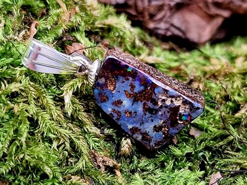 LeoLars-PABE Boulder Opal Anhänger mit tollem Muster und 925er Silber Stiftöse, partiell intensives Opalfeuer in blau, grün und rot, Anhängermaße: 19mm x 9,9mm x 6,4mm, Unikat, Handgeschliffen
