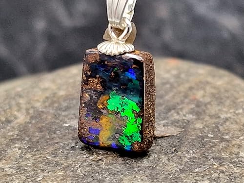 LeoLars-PABE Hologramm Effekt Boulder Opal Anhänger mit 925er Silber Stiftöse, intensives blaues und grünes Opalfeuer in der Bewegung, Anhängergröße: 15,5mm x 8,2mm x 3,4mm, Unikat, Handgeschliffen