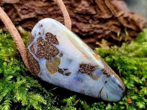 Großer Boulder Opal Anhänger mit Bohrung und 60cm Lederband, helle gemeine Opalschicht mit pastellfarbenem Opalfeuer in verschiedenen Farben, Maße: 43mm x 21mm x 11,9mm, Unikat, Handgeschliffen
