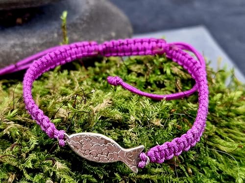 LeoLars-PABE Lila Makramee Armband mit einem geprägtem Schlickfisch aus 925er Silber, Umfang von 16-20cm, Unikat, Handarbeit