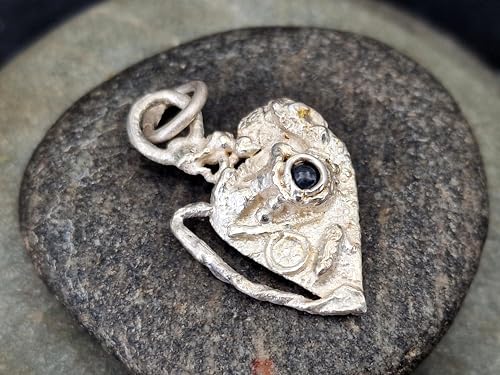 LeoLars-PABE Saphir Design Anhänger aus 925er Silber, stilisierte Herzform, modern, wild, blauer Saphir Cabochon, Unikat, Handarbeit