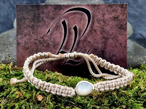 LeoLars-PABE Glänzend cremefarbenes Makramee Armband mit weißen Labradorit in einer 925er Silber Fassung, Umfang von 18-26cm, Unikat, Handarbeit