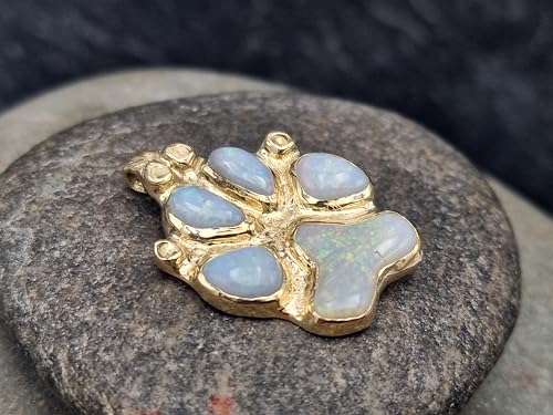 LeoLars-PABE Hunde Pfote Anhänger aus 585er Gelbgold mit herrlichen handgeschliffenen Multicolor Mintabie Opalen, Pfötchen, in Zargenfassung, Unikat, Handarbeit