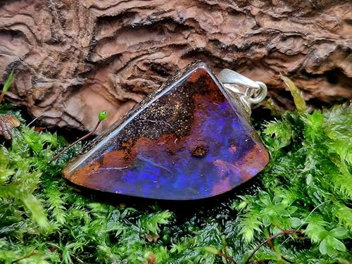 wunderschöner Boulder Opal Anhänger mit 925er Silber Stiftöse, Opal mit Lila-rosa Opalschicht und Pinnfire in blau und grün aus der Tiefe, Maße. 21,7mm x 15mm x 5,2mm, Unikat, Handgeschliffen