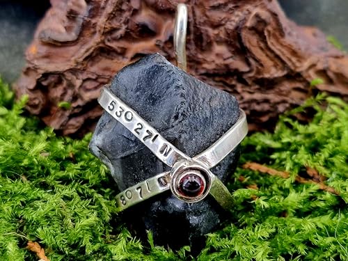 LeoLars-PABE Design Anhänger aus 925er Silber, Feuerstein aus Dangast und rotem Granat Cabochon, gravierte Koordinaten von Dangast, Unikat, Handarbeit, Maße Anhänger: 47mm x 28mm x 23,2