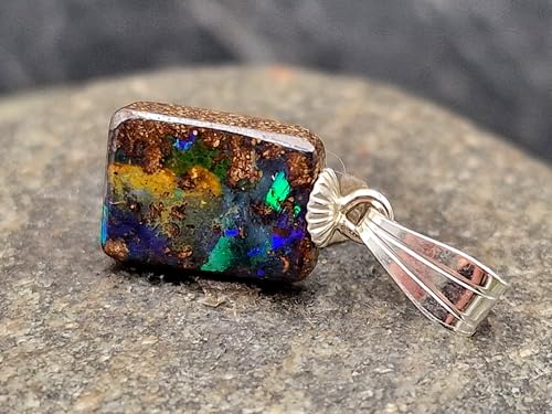 LeoLars-PABE Hologramm Effekt Boulder Opal Anhänger mit 925er Silber Stiftöse, intensives blaues und grünes Opalfeuer in der Bewegung, Anhängergröße: 15,5mm x 8,2mm x 3,4mm, Unikat, Handgeschliffen