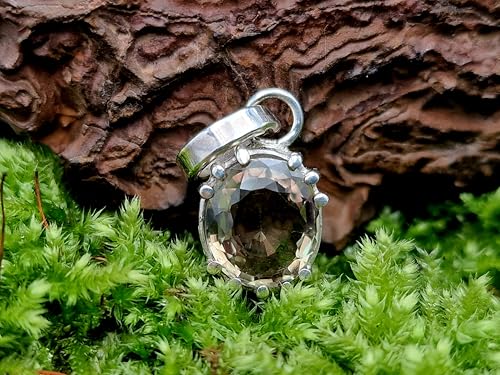 LeoLars-PABE Demantoid Design Anhänger aus 925er Silber, Dermantoid in zartgrün und oval facettiert, sehr sauber, Spezial Stotzenfassung, Unikat, Handarbeit