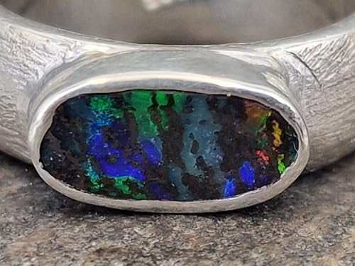 LeoLars-PABE Sehr dunkler Boulder Opal Design Ring aus 925er Silber, Oberfläche schraffiert, Opal mehrfarbiges Opalfeuer, Hologramm Effekt, Ringgröße: 56 (18), Unikat, Handarbeit
