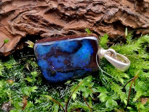 LeoLars-PABE Boulder Opal Anhänger mit 925er Silber Stiftöse, Opal fast schwarz mit blauem Galaxie Opalfeuer, Maße: 15,5mm x11,2mm x4,2mm, Unikat, Handgeschliffen