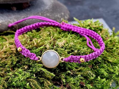 LeoLars-PABE Lila Makramee Armband mit erinem weißen Labradorit im Rosenschliff, vergoldete 925er Silberfassung und Kugeln, Umfang von 15-21cm, Unikat, Handarbeit