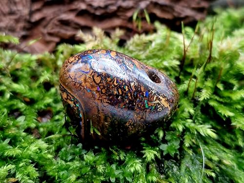 gebohrter Boulder Opal Anhänger mt 60cm Lederband, Opal - mit herrlichem Muster und Opalfeuer in grün und blau als Pinfire und aus kleinen Opaladern, 22,5 x 20,2 x 9,7mm, Unikat, Handgeschliffen