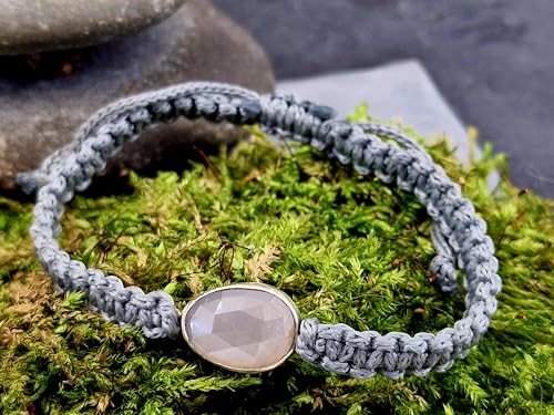 LeoLars-PABE Edelgraues Makramee Armband mit weißem Labradorit im Rosenschliff in einer 925er Silberfassung, Umfang von 17-23cm, Unikat, Handarbeit