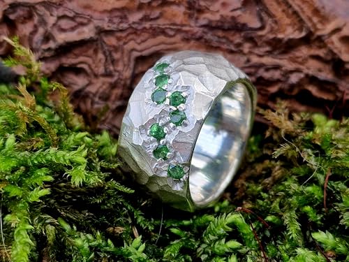 LeoLars-PABE Tsavorit Design Ring aus 925er Silber, Größe 57 (18,2), massiv grob geschmiedet mit mattierter Oberfläche, 8 rund facettierte Tsavorite, Unikat, Handarbeit