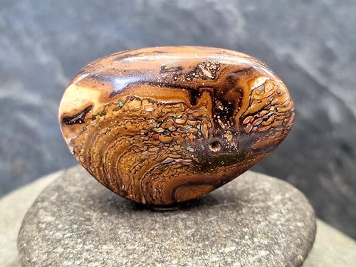 Gebohrter Boulder Opal Anhänger mit 60cm Lederband, Opal - Mehrfarbiges Opalfeuer, Pinfire, schönes Muster, kleiner Sandspot, beidseitig, 38x26x11mm, Unikat, Handgeschliffen