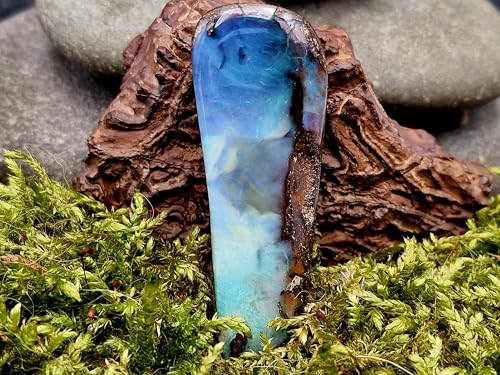 LeoLars-PABE großer Boulder Opal Anhänger, gebohrt mit 60cm Lederband, große gemeine Opalschicht mit grünem und blauem Opalfeuer, Maße: 57,4mm x 23,5mm x 14,5mm, Unikat, Handgeschliffen