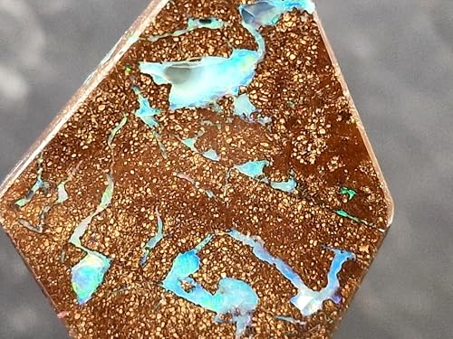 LeoLars-PABE Boulder Opal Anhänger gebohrt mit 60cm Lederband, mehrere herrliche Opaladern mit grünem und blauen Opalfeuer, beidseitig tragbar, Maße: 43,5mm x 25,5mm x 6,2mm, Unikat, Handgeschliffen