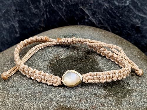 LeoLars-PABE Glänzend cremefarbenes Makramee Armband mit weißen Labradorit in einer 925er Silber Fassung, Umfang von 18-26cm, Unikat, Handarbeit