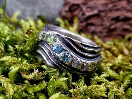 LeoLars-PABE Dangaster Wattenmeer Design Ring, Gr. 57 (18,3) aus 925er Silber mit Peridot, Blautopas und Bergkristall, Wellenmuster, teilgeschwärzt, Unikat, Handarbeit, Massiv