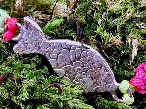 LeoLars-PABE Buntes Regenbogen Makramee Armband mit geprägtem Schlickfisch aus 925er Silber, Umfang von 24-32cm, Unikat, Handarbeit, auch als Fußfesselbändchen nutzbar