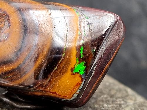 Großer Boulder Opal Anhänger gebohrt mit 60 cm Lederband, der Opal besitzt oben und unten grünes Opalfeuer. Der Stein hat ein Sandbank Muster, Steingröße 32mm x 19mm x 13,5mm, Unikat, Handgeschliffen