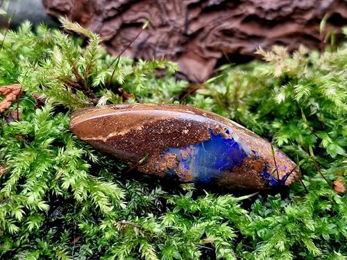 LeoLars-PABE Boulder Opal Anhänger im Navetteschliff, gebohrt mit 60cm Lederband, klare Opalschicht mit intensiv Lila Opalfeuer, Maße: 37,2mm x 11,2mm x 8,5mm, Unikat, Handgeschliffen
