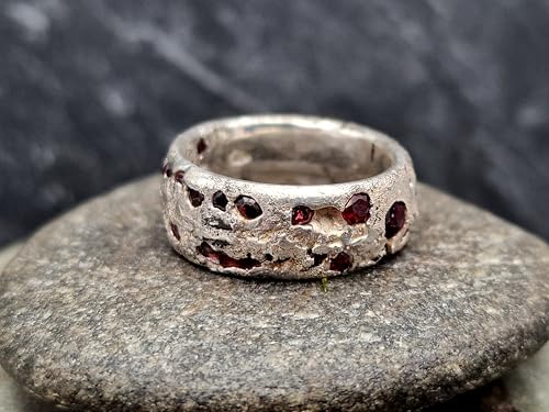 LeoLars-PABE Sandguss Chaos Design Ring mit roten Spinell Steinen in Größe 56 (18) aus 925er Silber mit typischer Sandguss Oberfläche, Unikat, liebevolle Handarbeit