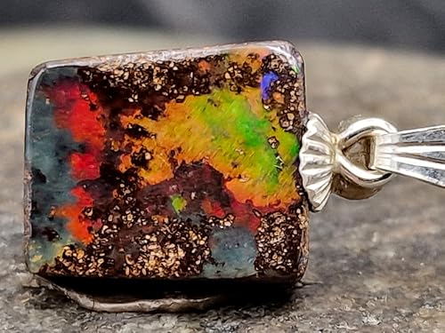 LeoLars-PABE Boulder Opal Anhänger mit 925er Silber Stiftöse, großflächiges Hologramm Effekt mit Opalfeuer von grün über gelb bis rot, Anhängergröße: 15,5mm x 9,7mm x 3,5mm, Unikat, Handgeschliffen