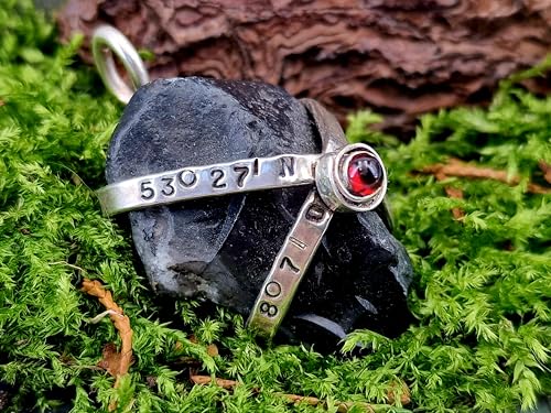 LeoLars-PABE Design Anhänger aus 925er Silber, Feuerstein aus Dangast und rotem Granat Cabochon, gravierte Koordinaten von Dangast, Unikat, Handarbeit, Maße Anhänger: 47mm x 28mm x 23,2
